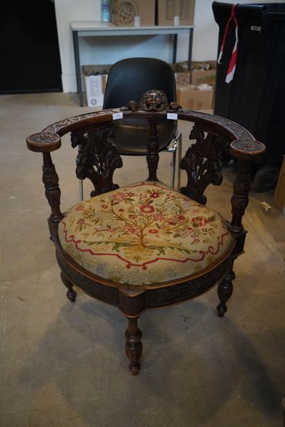 Fauteuil d'angle bois mouluré et sculpté,...