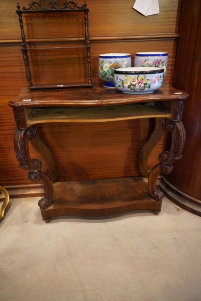 Console de forme mouvementée, les montants...