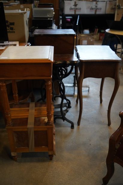 Table d'appoint en bois blond, à plateau...