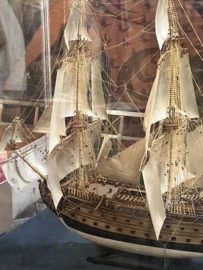 Grande maquette de bateau en bois 
Dans son...