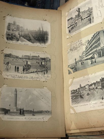 Réunion de cartes postales anciennes.
En...