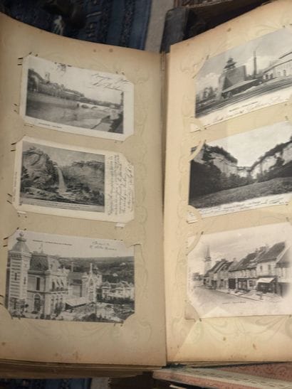 Réunion de cartes postales anciennes.
En...