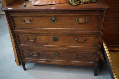 Commode en bois, ouvrant à trois tiroirs,...