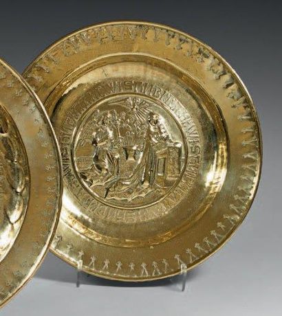 PLAT À OFFRANDES Cuivre, représentant la...