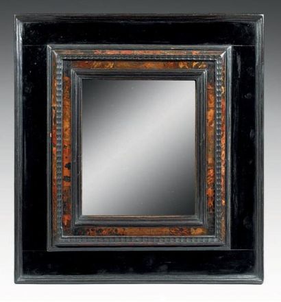 MIROIR RECTANGULAIRE L'encadrement en ébène...