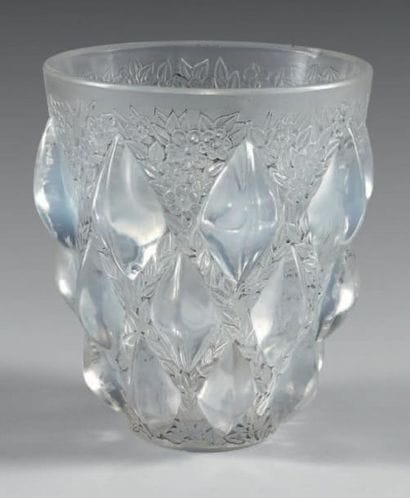 R. LALIQUE
Petit vase en verre soufflé moulé...