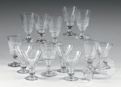 SUITE DE ONZE VERRES À ABSINTHE Verre soufflé,...