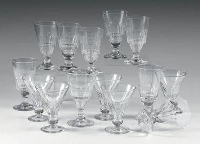 SUITE DE DOUZE VERRES À ABSINTHE Verre soufflé,...