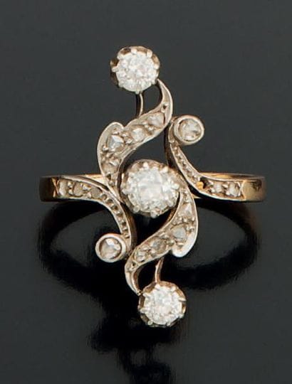 BAGUE MOUVEMENTÉE Or jaune 18k, sertie de...
