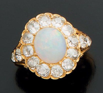BAGUE Or jaune 18k, ornée d'une opale cabochon...