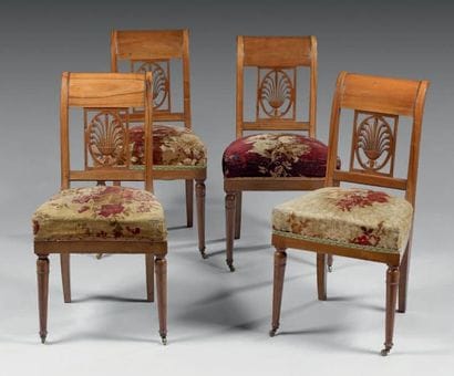 SUITE DE QUATRE CHAISES Bois mouluré et sculpté,...