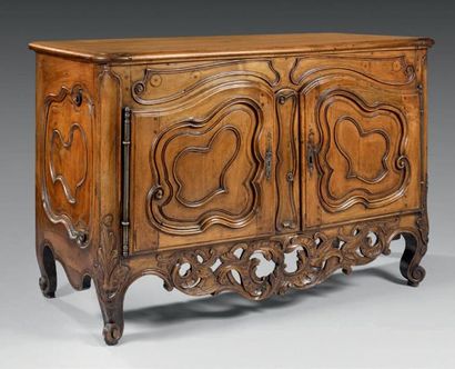 BUFFET Noyer mouluré et sculpté, ouvrant...