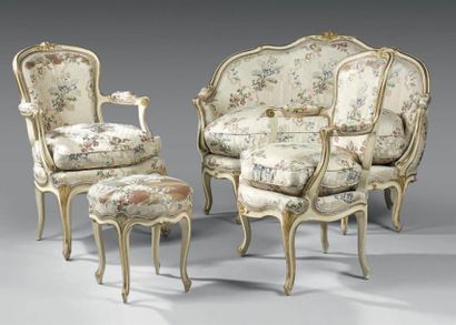 MOBILIER DE SALON Bois mouluré et sculpté,...