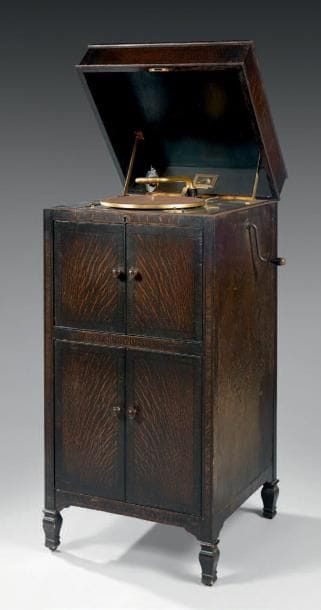 GRAMOPHONE, 1927 Dans un meuble de bois verni...