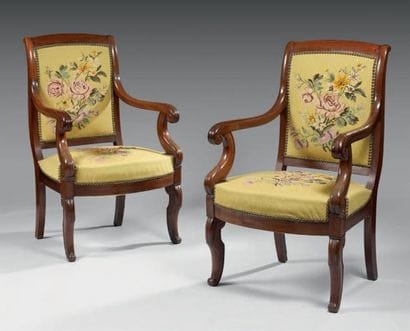 PAIRE DE FAUTEUILS Acajou, le dossier rectangulaire,...