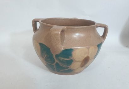 Un pot en faience à décor floral vers 1900...