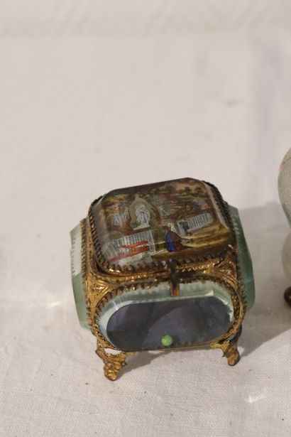 Trois petites boites verres et monture métal...