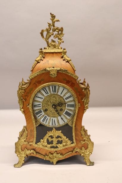 Pendule cartel à poser de style Louis XV,...