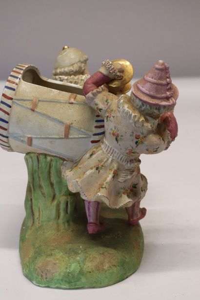 Groupe en porcelaine polychrome formant vase...