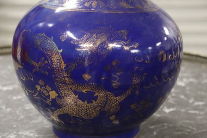 CHINE vase en céramique émaillée bleue à...