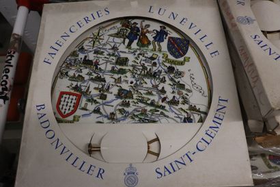 Stock neuf de faïences de Lunéville : plateaux...