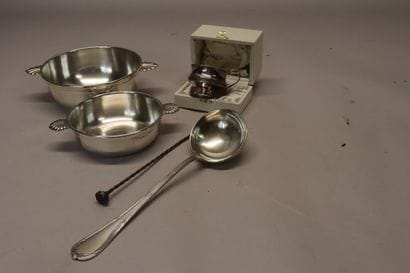 Lot de métal argenté : une tasse de style...