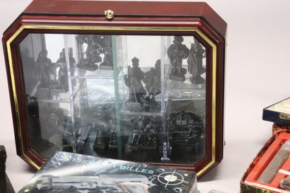 Lot divers : collection de minéraux, figurines...