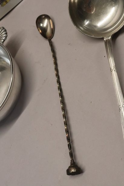 Lot de métal argenté : une tasse de style...