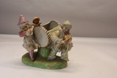 Groupe en porcelaine polychrome formant vase...