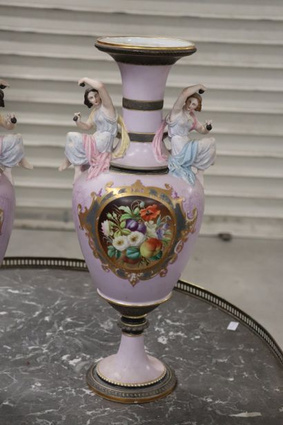 Paire de vases balustre sur piedouche, en...