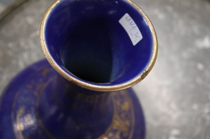 CHINE vase en céramique émaillée bleue à...