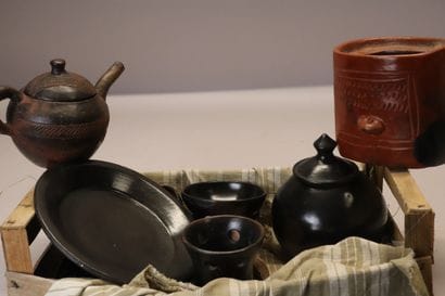 Lot de céramiques diverses, artisanat africain,...