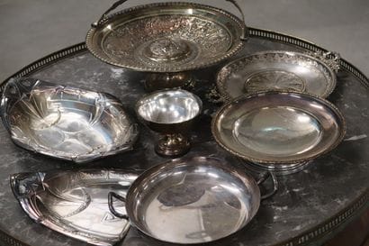 Lot de métal argenté : deux coupes montées,...