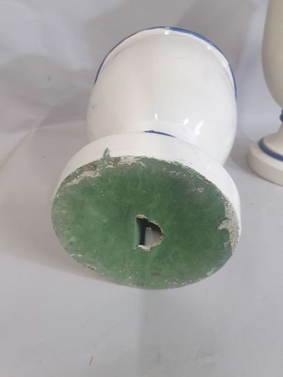 Paire de grandes céramiques imitant des pots...