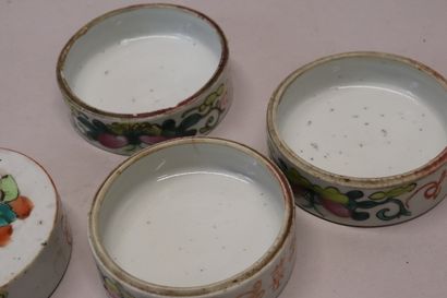 CHINE - Pilulier ou boîte à onguents en porcelaine...