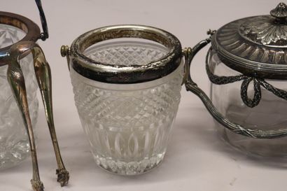 Deux seaux à glace en verre moulé et cristal...
