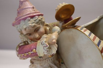 Groupe en porcelaine polychrome formant vase...