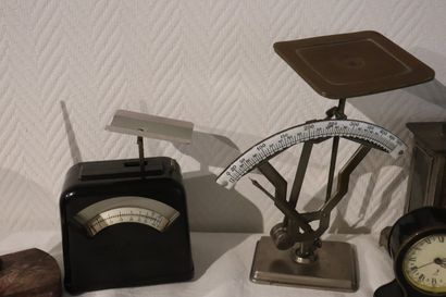 Lot de pendulettes années 50, pèses lettres,...