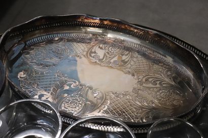 Lot de coupes, saladier et cendriers en verre...