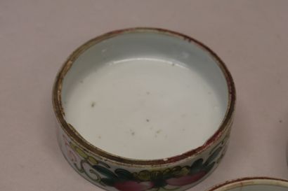 CHINE - Pilulier ou boîte à onguents en porcelaine...