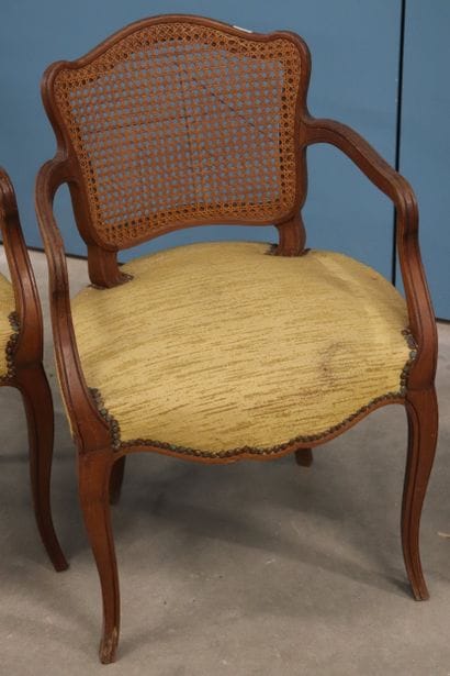 Paire de fauteuils de style Louis XV en bois...