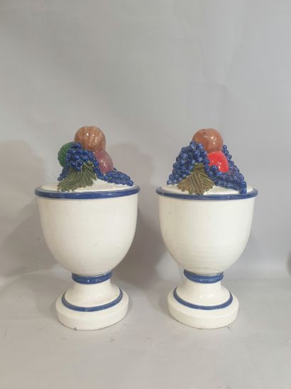 Paire de grandes céramiques imitant des pots...