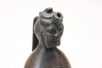 Aquamanile en bronze patiné de forme balustre,...