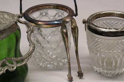 Deux seaux à glace en verre moulé et cristal...