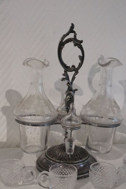 Petit service à liqueur cristal avec 2 flacons,...