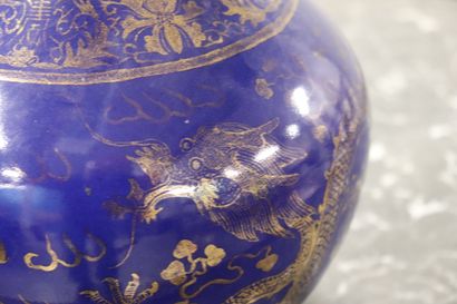 CHINE vase en céramique émaillée bleue à...