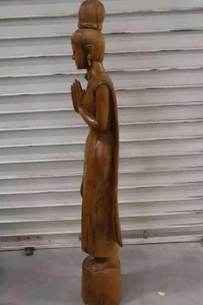 Grand sujet en bois dur sculpté représentant...