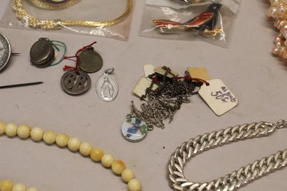 Lot de bijoux fantaisie : médailles , pendentifs,...