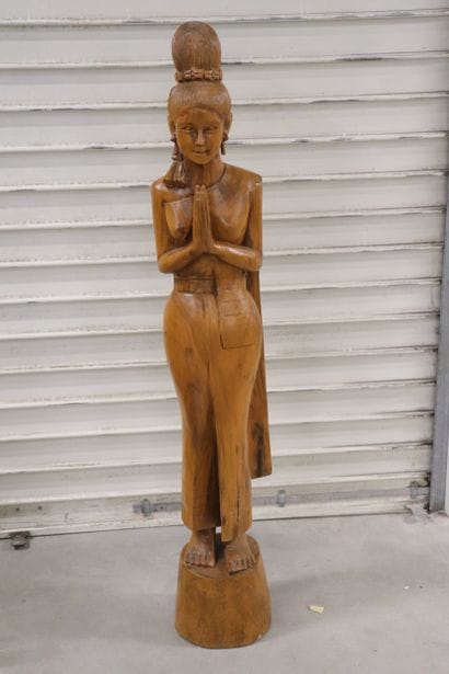 Grand sujet en bois dur sculpté représentant...