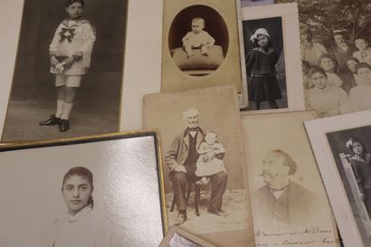 Lot de photos anciennes et un lot de tim...